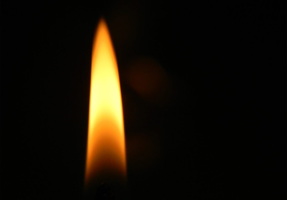 Plamen sveće u mraku - dan žalosti